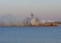 БДК "Константин Ольшанский" защищается дымовой завесой. Донузлав, 24.03.2014. Фото с ФБ-страницы Алексея Тамразова